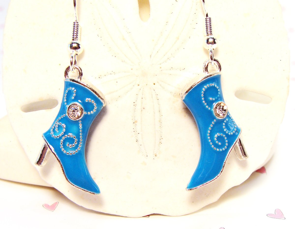 girliegals12's tweet photo. Cowgirl Up with these Darling Cowgirl Boot Earrings in White, Black, Blue or Pink: https://t.co/amaT1LabFy #bootearrings #blue #pink #white #black #cowgirlboots #bootscootin #countrychic #cowgirlup #rhineston #sparkle #lightweight #giftsforher #etsyhandmadejewelry #shopsmallbiz https://t.co/RsBRMNQrK5