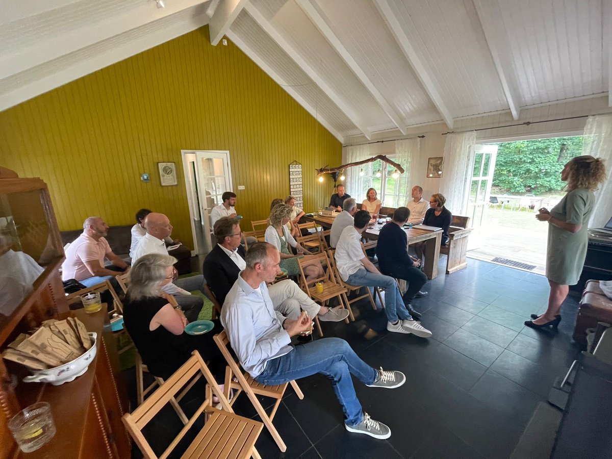 Vastgoedschakel. Hoe verbinden we ervaren aan jonge talenten in de regio? En zó dat we talent vasthouden en personele vraagstukken aanpakken! We zijn gestart bij de gemeente Deventer voor de functies makelaar en taxateur. Wordt vervolgd. Oa met <a href="/SchoorlemmerK/">Kitty Schoorlemmer</a> <a href="/LudanSchmid/">Ludan Schmid</a>