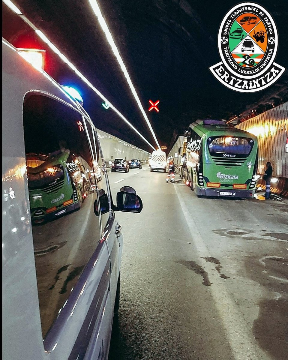 ETrafikoa's tweet photo. 🚨Tuneletako informazio-paneletako seinaleei men egin behar zaie, horien barruan lan egiteko arriskua ez areagotzeko.
Gogoan izan gurutze ❌gorri❌ batek zirkulazioari moztutako erreia esan nahi duela.
#Ertzaintza_trafikoa #Ertzaintza #Trafikoa #Polizia #Tráfico #Policía #Euskadi https://t.co/fQruUH3xAo