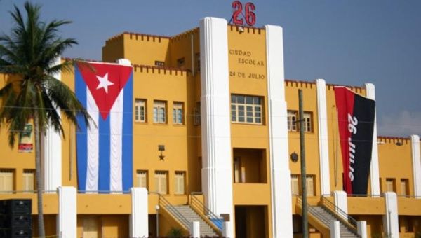 dpestgo's tweet photo. #SantiagodeCuba le canta a la vida y a la paz, rememorando la victoria sobre el vandalismo y la traición #CubaPorLaPaz #VamosConTodo 
"...Pero qué estoy haciendo aquí
Amando a este país como a mí mismo
No, no hay heroísmo
Vine a darle un beso al mundo
Y nada más..."
@CubaMined https://t.co/rKIr3kfqfm
