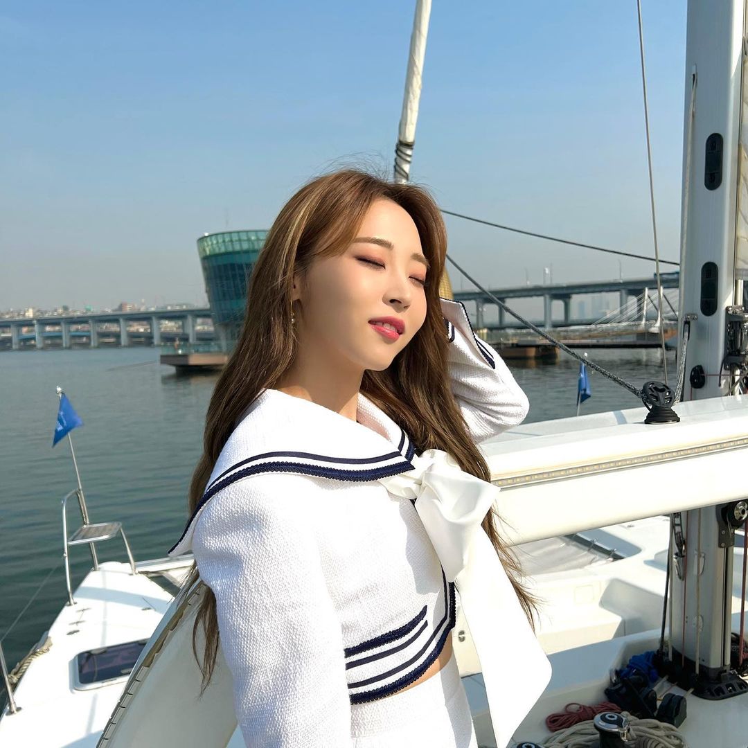 byulyigf_'s tweet photo. sailor moonbyul 🤍⛵

#문별 #MoonByul #마마무 #MAMAMOO https://t.co/Ybh6Q9DQgy