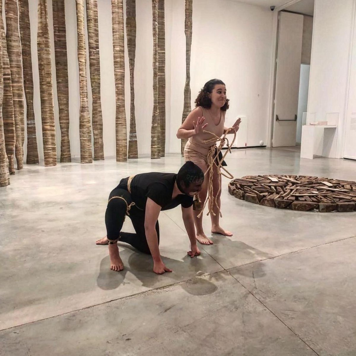 👣 Damasceno ha amontonado aquí miles de hojas de papel recortadas con la forma de la suela de un zapato. Dispuestas una encima de otra y unidas por una estructura de hierro, forman varias columnas sinuosas de 4,5 metros de altura hasta alcanzar el techo.

📸 <a href="/LauraHeristone/">Heristone</a>