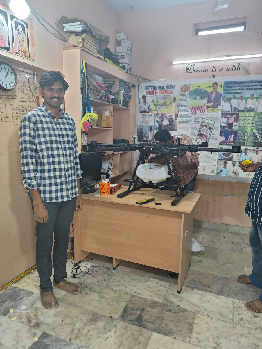 Smt. @Veenahsagar, CEO @KltifT visit to incubated Startup FOPPLE Drones, Mr. Gopi Raja, Founder has started his entrepreneurial journey as a Student at @KLUniversity and later incubated at @KltifT is coming up with multiple #Agriculturaldrone models @IndiaDST @GoI_MeitY @SDGoals