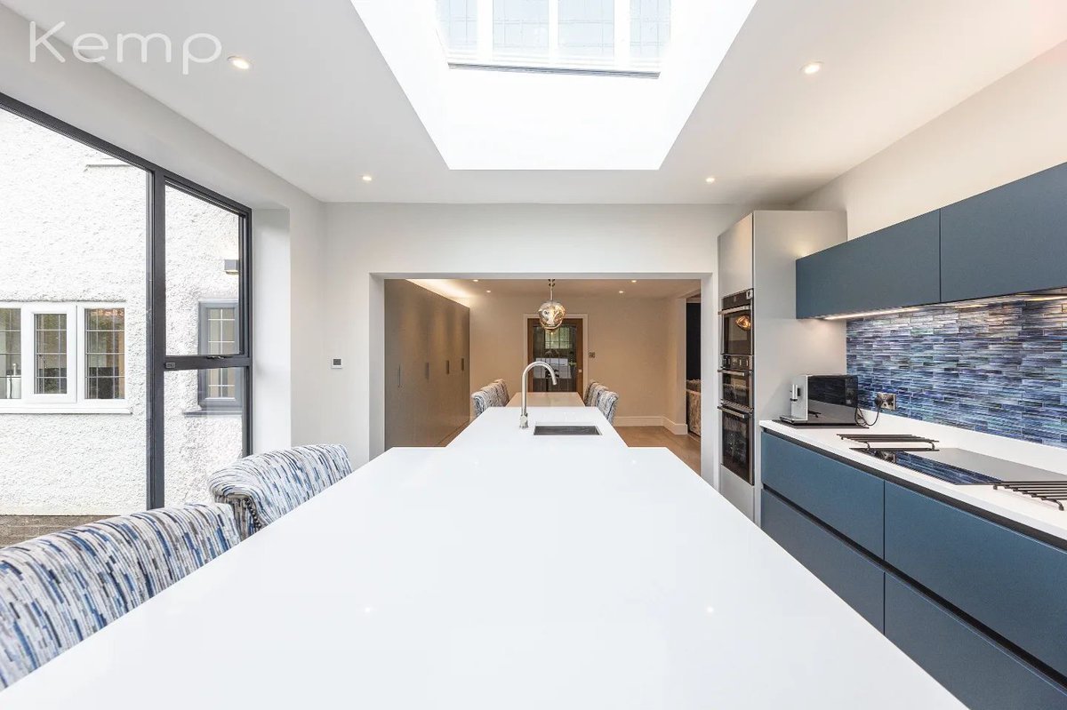 CRLstone's tweet photo. At 7 metres long and with 3 different heights, this kitchen island topped with CRL Quartz Arctic Shimmer has all the clients kitchen requirements covered, with each level serving its own unique purpose.
.
@bespoke_kitchens
.
#kitchenisland #quartzworktops #whitecountertops
. https://t.co/l40EfvmoVb