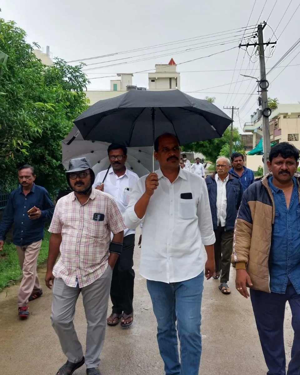 Y_VIKRAMKMM's tweet photo. క్షేత్ర స్థాయి సమస్యలపై ఖమ్మం జిల్లా మంత్రి, కమీషనర్, TRS కార్పొరేటర్లు వెంటనే స్పందించాలి..
డ్రైనేజీ, రోడ్లు సమస్యలతో రాపర్తి నగర్, TNGO ప్రాంత ప్రజలు సతమతం...
ఈరోజు ఖమ్మం నగరంలో పరిశీలన సందర్భంగా CPM పార్టీ జిల్లా నాయకులు వై.విక్రమ్
#YVikram https://t.co/3ATfUolXiQ