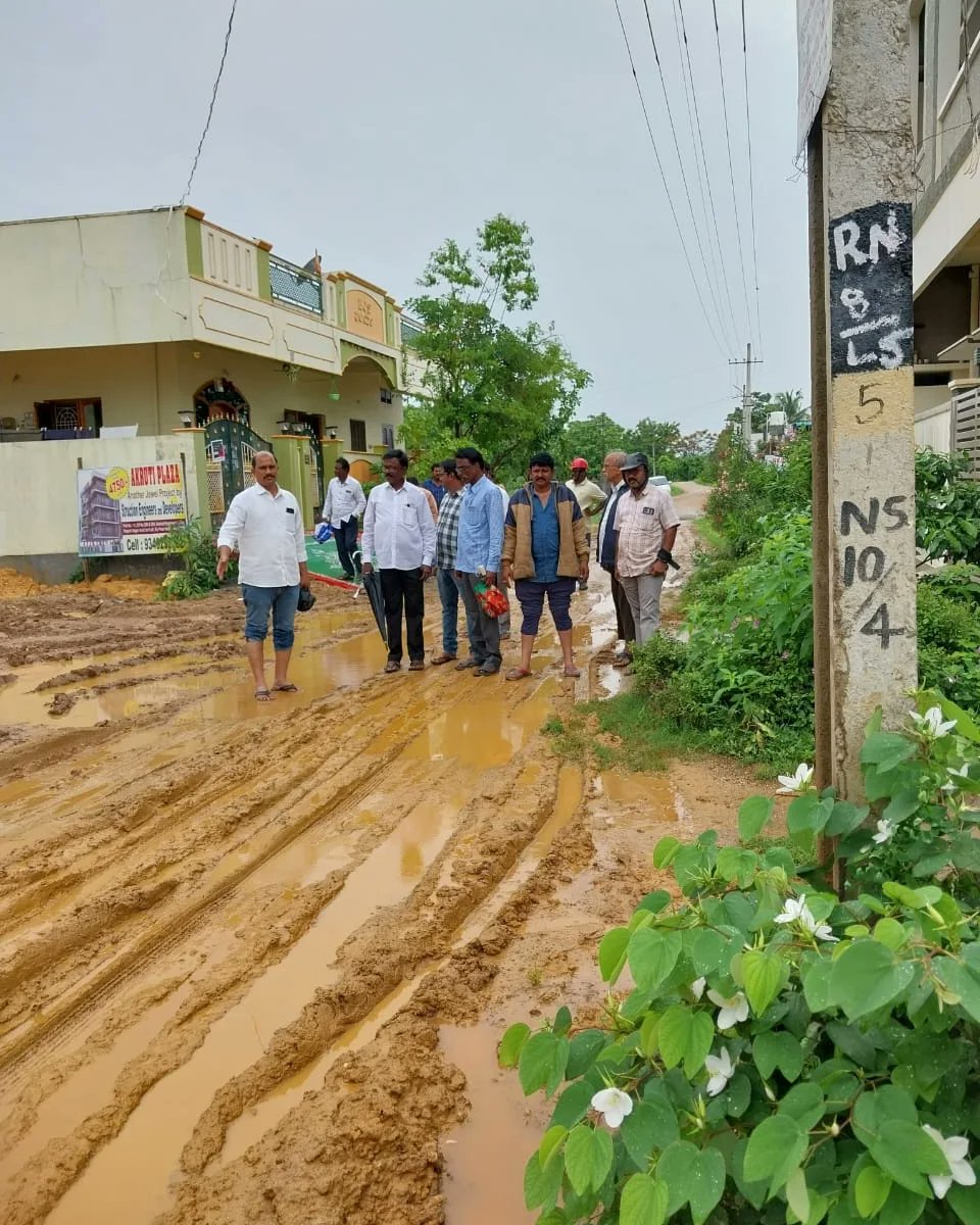 Y_VIKRAMKMM's tweet photo. క్షేత్ర స్థాయి సమస్యలపై ఖమ్మం జిల్లా మంత్రి, కమీషనర్, TRS కార్పొరేటర్లు వెంటనే స్పందించాలి..
డ్రైనేజీ, రోడ్లు సమస్యలతో రాపర్తి నగర్, TNGO ప్రాంత ప్రజలు సతమతం...
ఈరోజు ఖమ్మం నగరంలో పరిశీలన సందర్భంగా CPM పార్టీ జిల్లా నాయకులు వై.విక్రమ్
#YVikram https://t.co/3ATfUolXiQ