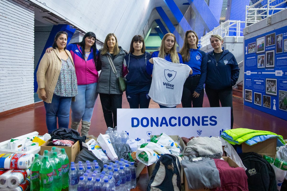 💙 Este fin de semana tuvo lugar la campaña FRÍO CERO, un compromiso solidario al que #Vélez volvió a sumarse para ayudar a quienes más los necesitan.

👩🏻‍💻 velez.com.ar/velez-social/n…

<a href="/VelezSocial/">Vélez Social</a>