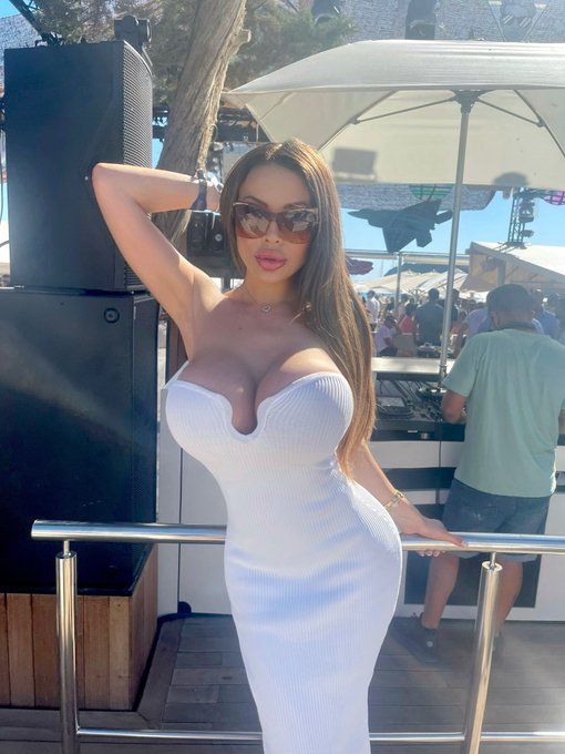 #retweet if you like my white dress⚪️ https://t.co/nVNvgIu0MU https://t.co/SrGszBPrry