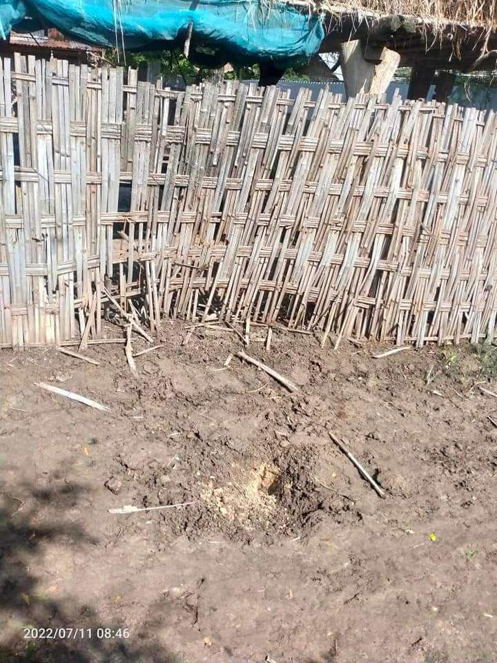 miN13700's tweet photo. In Sagaing's Shwebo tsp, 4 men&amp; 3 women,mostly in their 40s, were wounded &amp; 4 homes were damaged as junta &amp; PyuSawHtee troops stationed at KhunTaungGyi vlg fired 60mm &amp;80mm mortars at least 5 times at Kyar vlg, where locals&amp; PDF comrades live, at midnight on Jul10
#2022July11Coup https://t.co/VEBYVabR9f