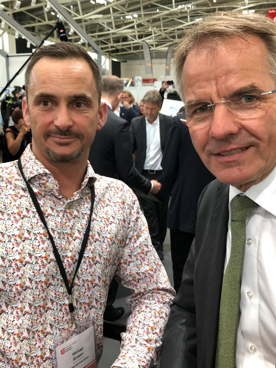 Die #IHM zieht Erfinder an: Die Wuppertaler SHK-Firma ALX hat ein smartes Entlüftungstool entwickelt, das Heizanlagen konstanten Druck sichert. Michael Strasen (ALX) &amp; #hwkduesseldorf-Präsident Andreas Ehlert beim Rundgang mit #RobertHabeck <a href="/EhlertInfo/">Andreas Ehlert</a> <a href="/ZDH_news/">ZDH_Handwerk</a> @FVSHKNRW