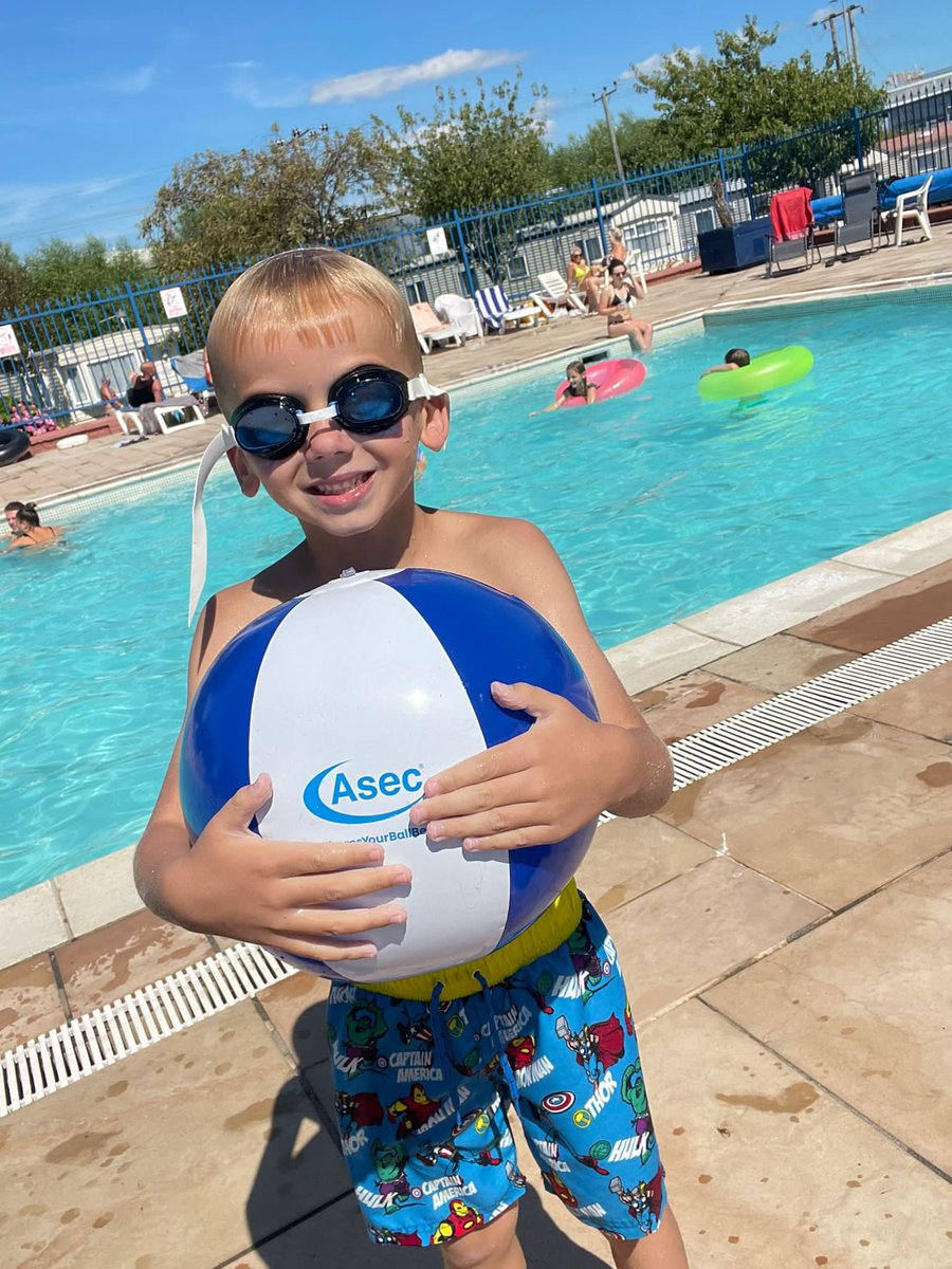 CourtSecurity1's tweet photo. Junior member of our team having the time of his life in the #heatwaveuk #SundayFunday #wheresyourballbeen @AldridgeSec https://t.co/Cm4gIW9m05