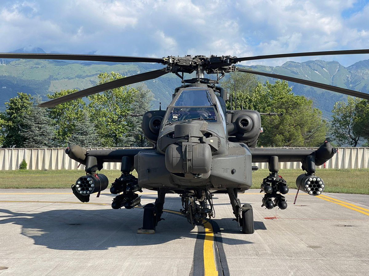 dhcluchtmacht's tweet photo. Ondertussen vliegen we al een week in Aviano Italië. Hier staat bergvliegen met drie types #Apache #Chinook en Cougar centraal. Daarnaast traint de #Chinook CAAS voor het eerst in bergachtig gebied. Deze jaarlijkse training is voor alle squadrons een mooie uitdaging. #HighBlaze https://t.co/0cAHrbZRxO