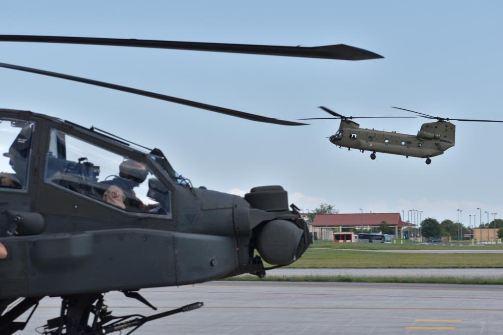 Ondertussen vliegen we al een week in Aviano Italië. Hier staat bergvliegen met drie types #Apache #Chinook en Cougar centraal. Daarnaast traint de #Chinook CAAS voor het eerst in bergachtig gebied. Deze jaarlijkse training is voor alle squadrons een mooie uitdaging. #HighBlaze