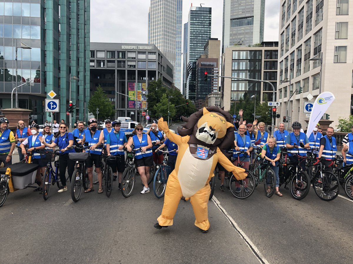 Alleine schafft es die hessische Verkehrswende nicht, deswegen haben wir zum Abschluss der #Hessentour den armen trägen Hessenlöwen eingesammelt und ins Ziel geschoben 🦁

Für noch mehr Schub brauchen wir DEINE Unterschrift für die #VerkehrswendeHE 👉 verkehrswende-hessen.de/sammelstellen