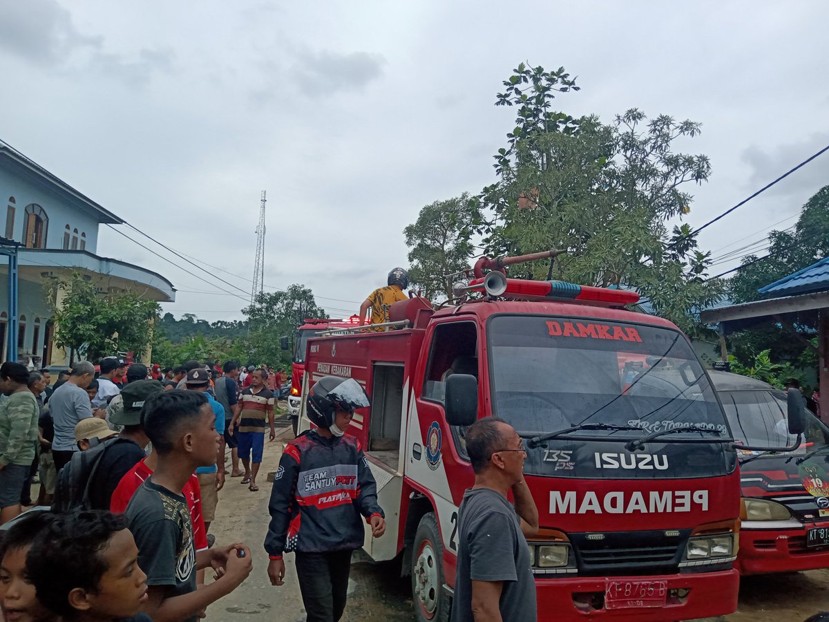 Senin (11/07/2022) Pukul 12.30 wita.

Telah terjadi kebakaran di Jln. Jakarta, Kel. Simpang Pasir, Kec. Palaran. Dalam kejadian tersebut 2 Unit Rumah hangus terbakar akibat konsleting listrik.