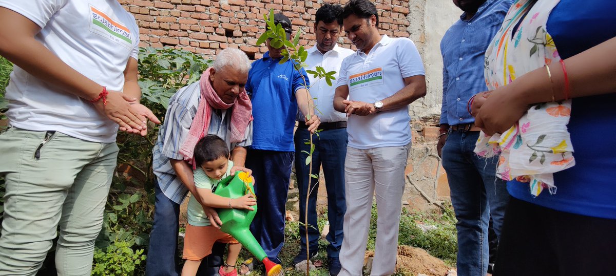 swabhimandeshka's tweet photo. #मेरा_पार्क_मेरा_स्वाभिमान (5000 वृक्षारोपण संकल्प)
7TH PLANTATION DRIVE (सातवाँ चरण)
हमारे Swabhiman Desh Ka "संगठन" के सभी सदस्यों ने 10 जुलाई रविवार को लगातार सातवाँ वृक्षारोपण कार्यक्रम किया।
#swabhimandeshka
#meraparkmeraswabhiman
#CleanAirForDelhi
#environmental https://t.co/HMO2HUzG5q