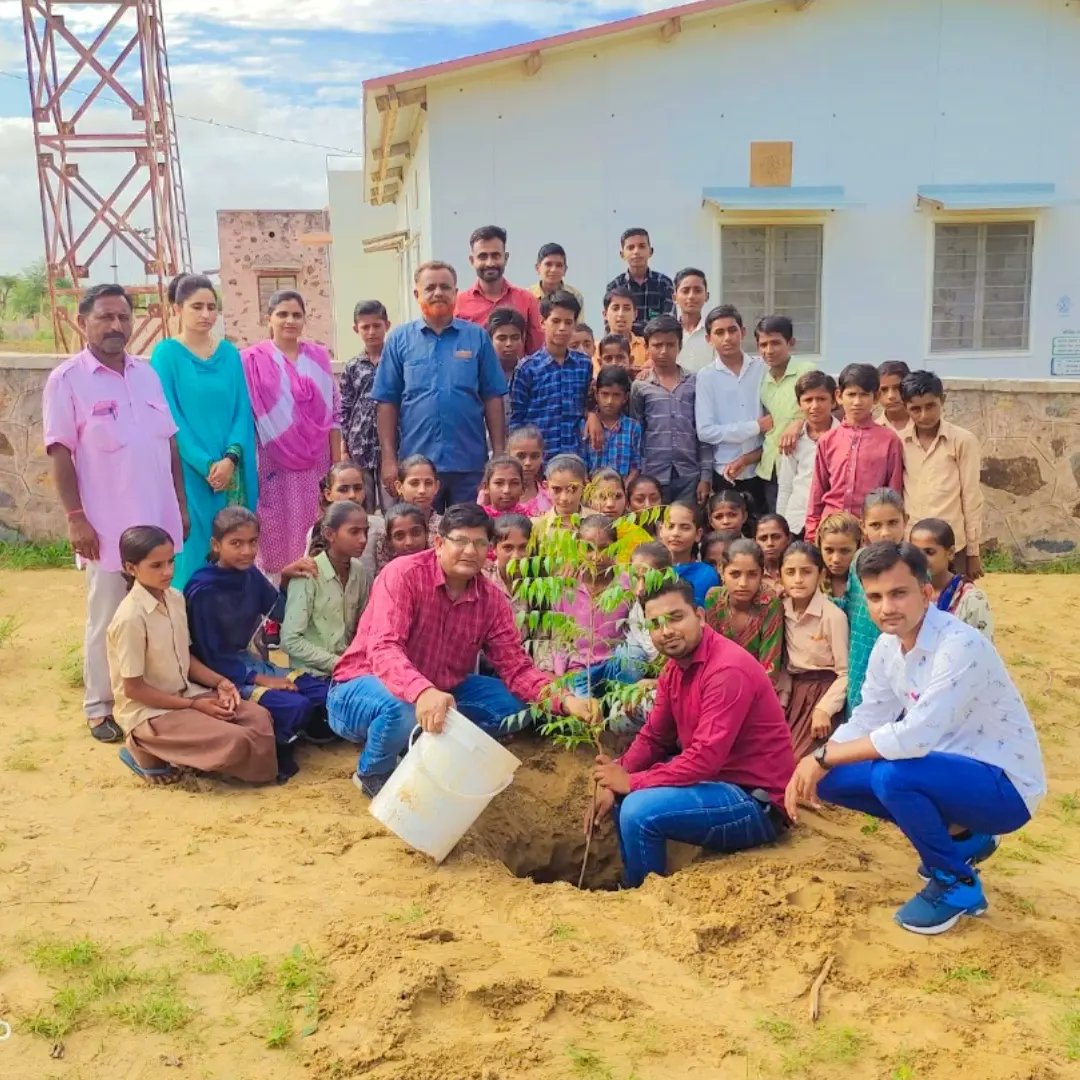 Mr________Singh's tweet photo. आज विद्यालय परिसर में पौधारोपण किया गया.....🪴🌱

@Mr________Singh 
@KR_banta 
@RAVINDRAPARMAR8 
@DrBDKallaINC 
@Priyankameena64 https://t.co/X5p2Ok7DTn
