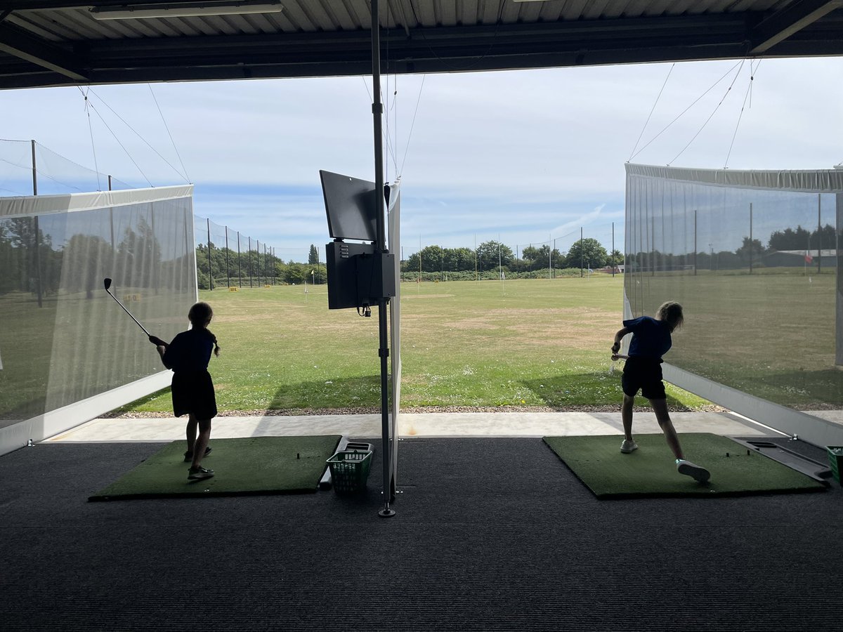 MissHarris220's tweet photo. Practising our swing @DeltaCraven https://t.co/AwZ7CXIYg9
