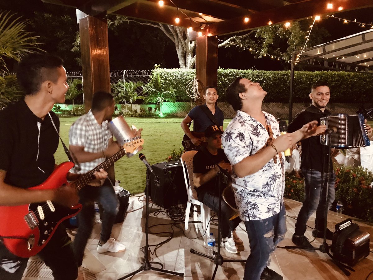 Siempre Brindando lo mejor 🎤🎤