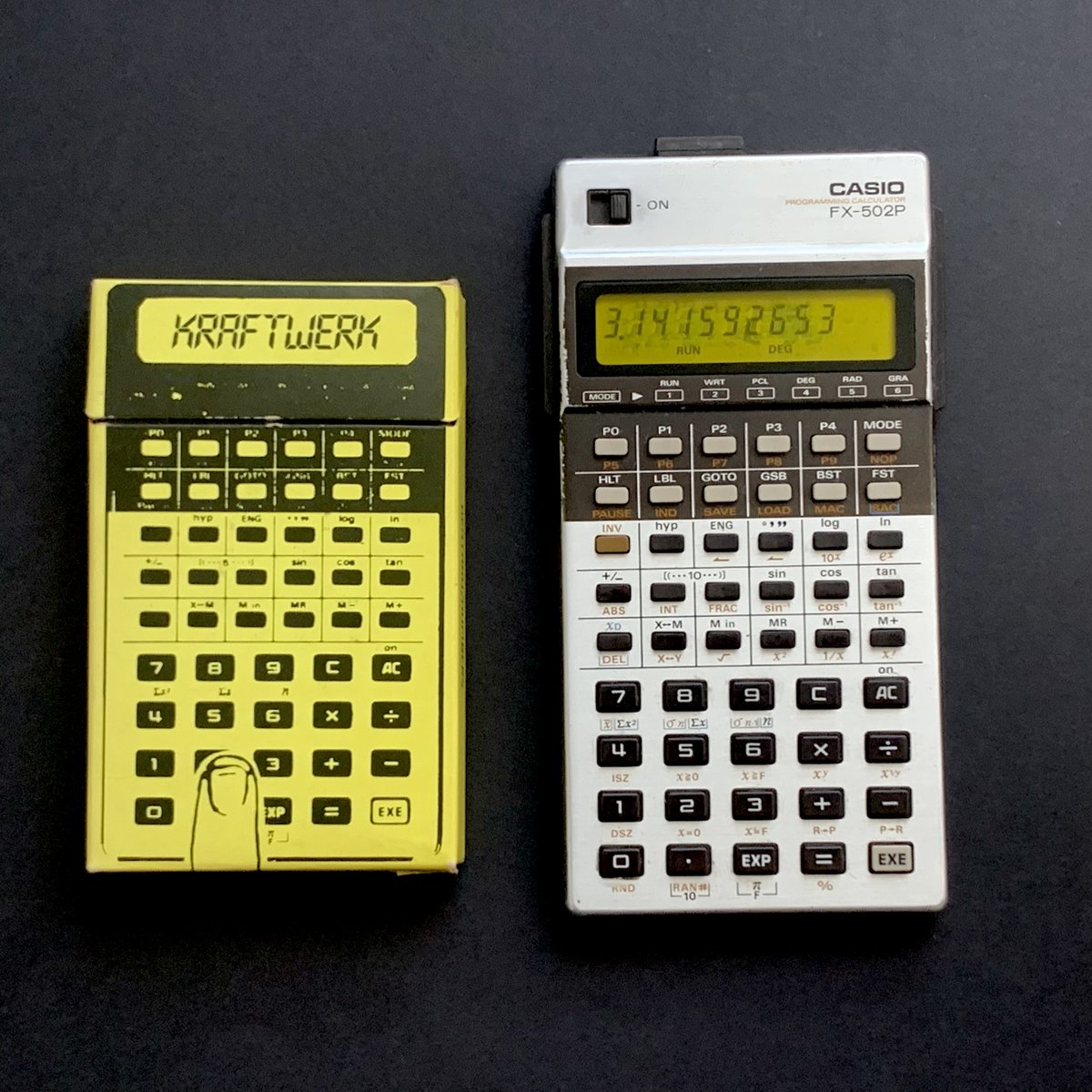 marcmonticelli's tweet photo. Version #K7 de #PocketCalculator #Kraftwerk #1981 à coté d'une #Casio #FX502P, calculatrice utilisée ds la compo et en couv' du single et de la K7 #DigitalHistory
Visible à l'#OctopusGallery https://t.co/6XAwrq498q