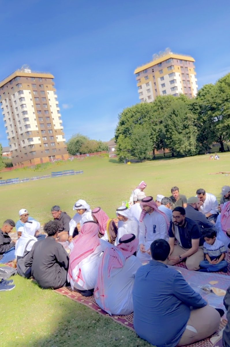 SaudisSheffield's tweet photo. تحت ظل المحبة والوطن هذه مشاهد من اجتماع المعايدة والافطار الجماعي بعد صلاة عيد الاضحى المبارك في مدينة #شفيلد

 #شيفيلد_مدينة_تستحق_الزيارة https://t.co/7ZohTYN0bD