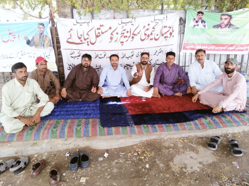 BCSTA786's tweet photo. کوئٹہ پریس کلب عیدالاضحی 11/7/2022
کمیونٹی اساتذہ 42 ویں روز بھی اپنے مستقلی کے حق میں کوئٹہ پریس کلب کے سامنے احتجاجی کیمپ میں بیٹھے ہوئے ہے۔
حکومت وقت سے سوال ہے کیا کمیونٹی اساتذہ کو عید کی خوشیوں کا حق حاصل نہیں ہے؟
@HamidMirPAK @iFarahAzeemShah @marripti @Mirkhankhetran2 https://t.co/wFLlLPsDbE