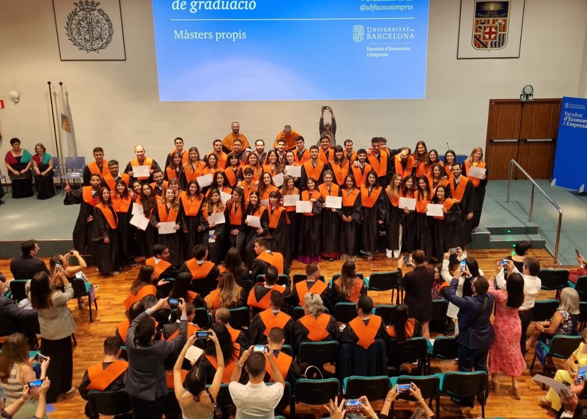 ubfacecoiempres's tweet photo. 🎓Recull dels millors moments de les #GraduacionsFEE dels màsters propis i els #màsters universitaris amb els estudiants que han finalitzat els estudis el curs 2021-2022 a la #FEE. Molta sort en la vostra carrera professional!
🔗https://t.co/qwk4g9Znoo
🔗https://t.co/KtD5amRuvv https://t.co/XqAAFz5nAX
