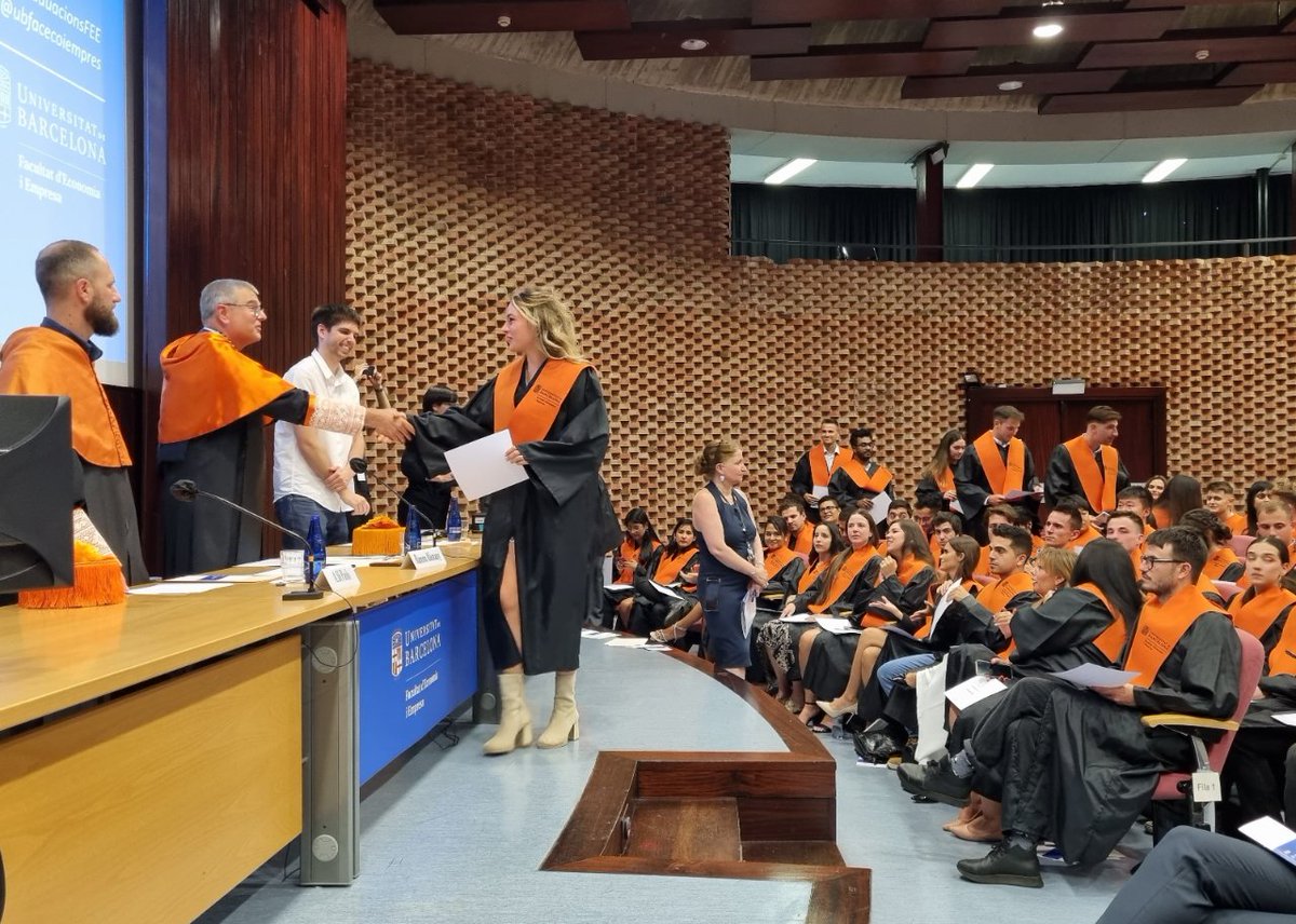 ubfacecoiempres's tweet photo. 🎓Recull dels millors moments de les #GraduacionsFEE dels màsters propis i els #màsters universitaris amb els estudiants que han finalitzat els estudis el curs 2021-2022 a la #FEE. Molta sort en la vostra carrera professional!
🔗https://t.co/qwk4g9Znoo
🔗https://t.co/KtD5amRuvv https://t.co/XqAAFz5nAX
