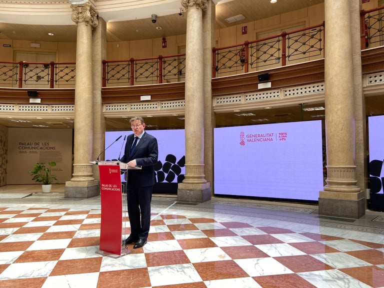 ADCV_com's tweet photo. El president de la @generalitat @ximopuig y la D.G. Promoció Institucional, María Fernando Escribano, reben a les i els professionals i estudis guardonats en VI Premis ADCV i la Junta Directiva de l'associació
#SomADCV #PremisADCV #SomosADCV #PremiosADCV #PalauComunicacions
➕👇 https://t.co/HmU0WS4etp