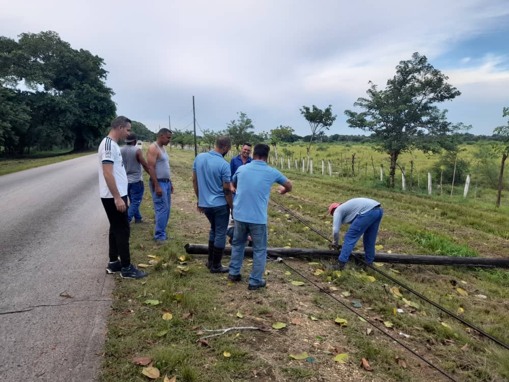 Cuando comienza la oscuridad,  los trabajadores de <a href="/ETECSA_Cuba/">ETECSA</a> se disponen a restaurar un daño ocasionado por las lluvias en #Artemisa , aquí trabajamos duro y decimos bien claro #CubaPorLaPaz