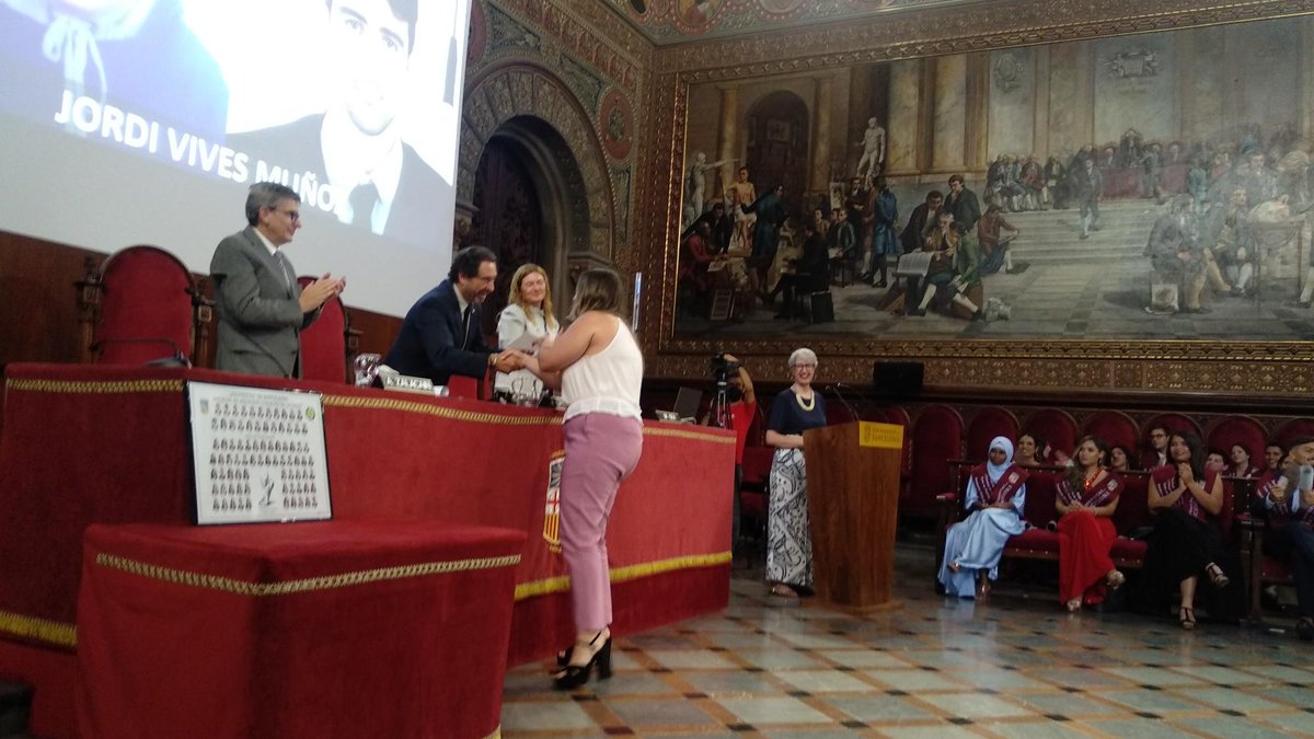 CampusBellvitge's tweet photo. #PremisTFG| El passat divendres 8 de juny, en el marc de l'acte de graduació de la promoció 2018-2022 del grau de #Podologia🦶, es va fer entrega del Premi al Millor TFG en llengua catalana de Podologia a Marta Rodrigo Escanilla.
Enhorabona Marta👏! https://t.co/nCwnxKzUhZ