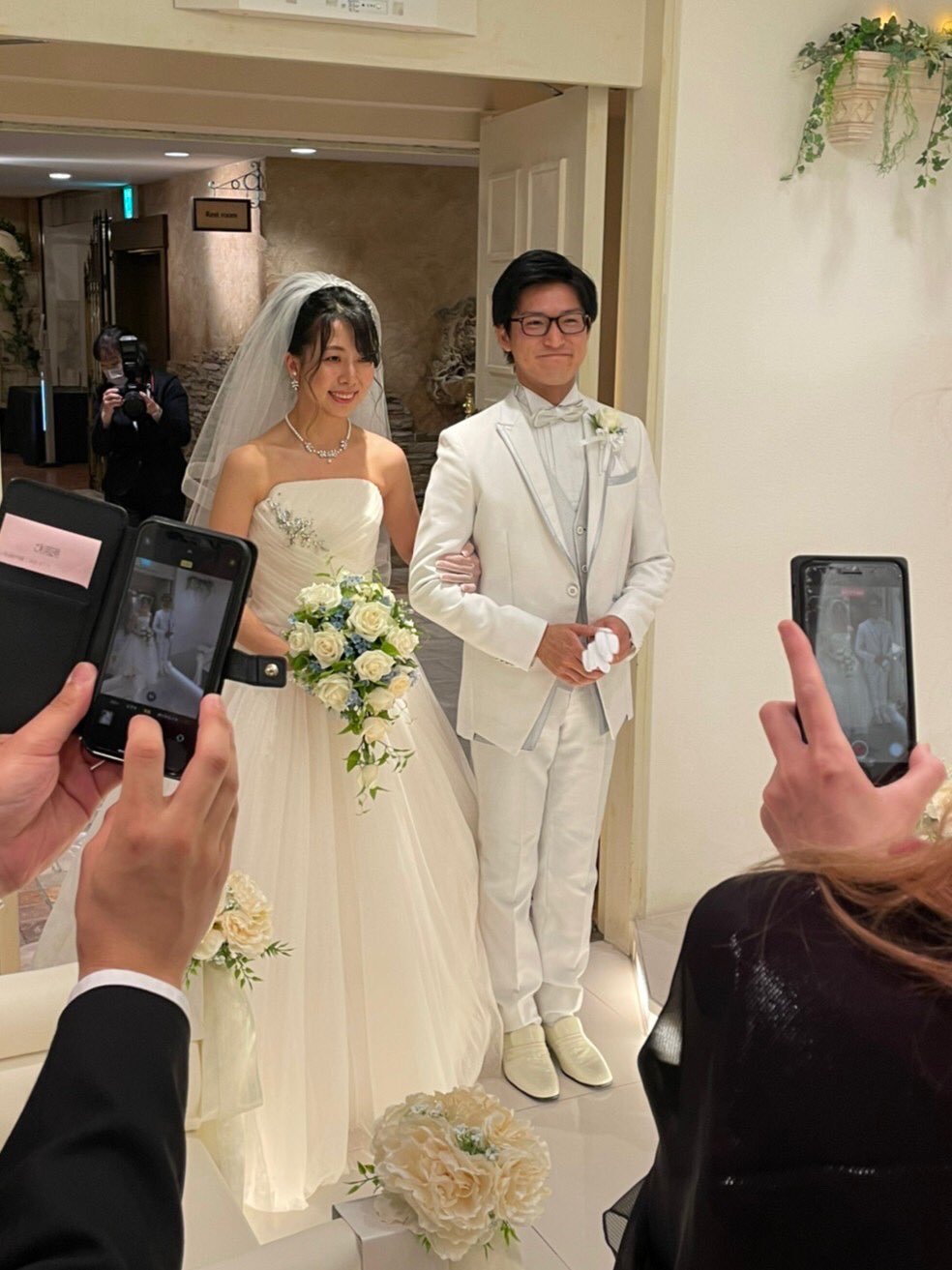 小林 浩子 Hiroko Kobayashi 先日 多くの方のご厚意に支えられて結婚式 披露宴を終えることができました 出会いのきっかけとなった りゅーとぴあでのミュージカルのメンバーが人前式で署名してくれました 友人の余興演奏 今日のために編曲 作曲して