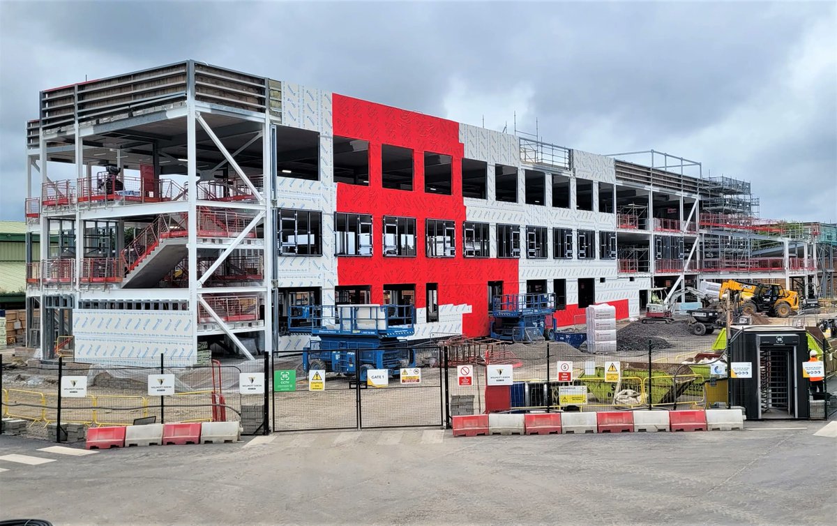LongworthFacade's tweet image. From our latest site photos we can see that great progress is being made at Tarleton Academy in Preston.

On this scheme we are carrying out the Euroclad Vieo standing seam roofing and cladding, rear of parapet cladding and plant screens.

#tarletonacademy #cladding #rainscreen