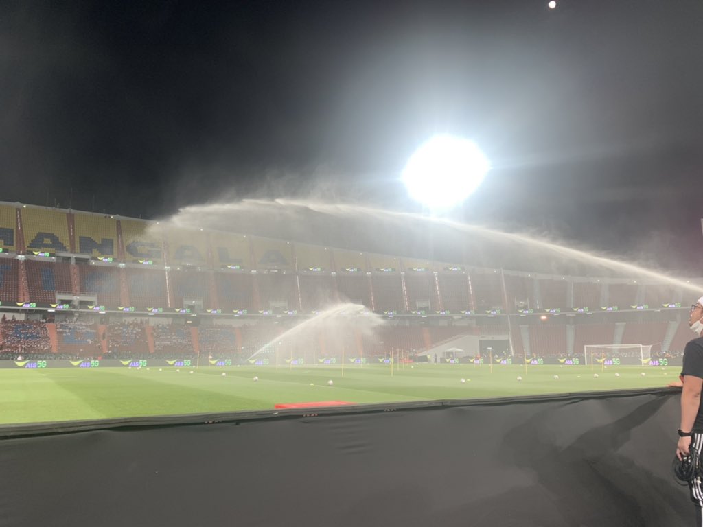 JamieJackson___'s tweet photo. LFC brought own grounds man and hose pipe specialist::: https://t.co/oH4svqZxqu