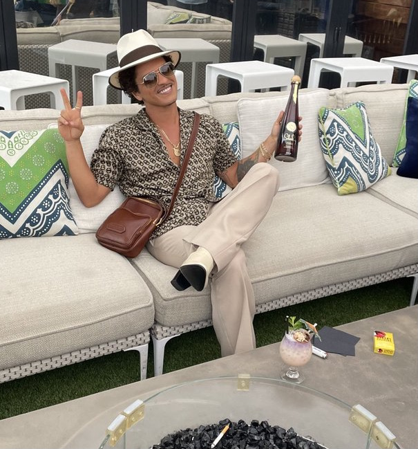 Annette00159182's tweet photo. Good Morning @BrunosLadyClub #Hooligans Happy Monday! 😘 #SweetPic @SelvaReyRum #SexyAllOverThisPic #CheckOutTheCigInTheFirePit 🤣#LuvYaBruBru ❤️🍹 https://t.co/Fhjuoi8v6J