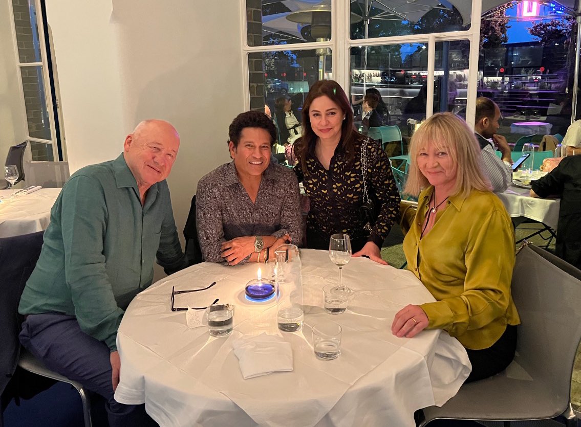 sachin_rt's tweet image. In this wonderful &apos;Walk of life&apos;, not every day do you meet a &apos;Brother in arms&apos; who&apos;s also the &apos;Sultan of Swing&apos;. With great food &amp;amp; lovely conversation, this evening was truly a &apos;Ticket to Heaven&apos;. But hey Mark, &apos;When it comes to you&apos;, no trip is ever &apos;So Far Away’!