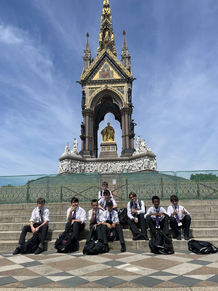 _jimsanderson's tweet image. @FulhamBoys_JJ but does it beat the boys basking in the golden sun with their new friend Albert