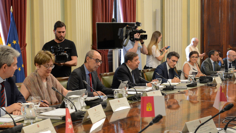 LuisPlanas's tweet photo. ✅ Hemos aprobado, hoy en la Conferencia Sectorial de #Agricultura y Desarrollo #Rural, el reparto entre las comunidades autónomas de un total de 107,4 millones de euros para distintos programas #vitivinícolas 2023.

https://t.co/md2cI3VDVJ https://t.co/2gyHF6BArH