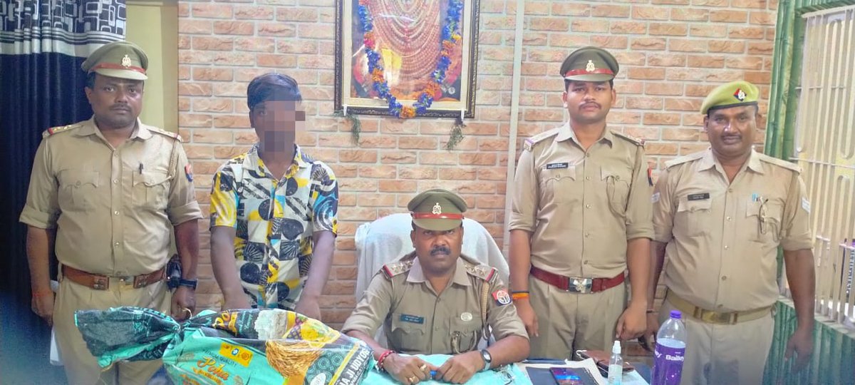 DcpVns's tweet photo. दिनांक-11.07.2022 को थाना शविपुर पुलिस टीम द्वारा मु0अ0सं0-0272/2022 धारा 380/411 भादवि0 से संबंधित वांछित अभियुक्त रितिक डोम गिरफ्तार। 
#UPPolice #DcpVarunaZoneVns https://t.co/vpgdrBlGiE
