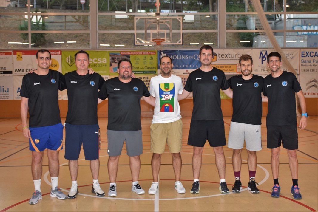 AlbertQuilez6's tweet photo. Visita al Campus de Arnau Moreno donde compartí algunas estrategias para mejorar el rendimiento 🚀

El pedazo de staff y jugadores demostraron (una vez más) que se pueden hacer cosas muy serias y que a la vez sean muy divertidas 👏🏼🙌🏼 https://t.co/kQJiLchS4w