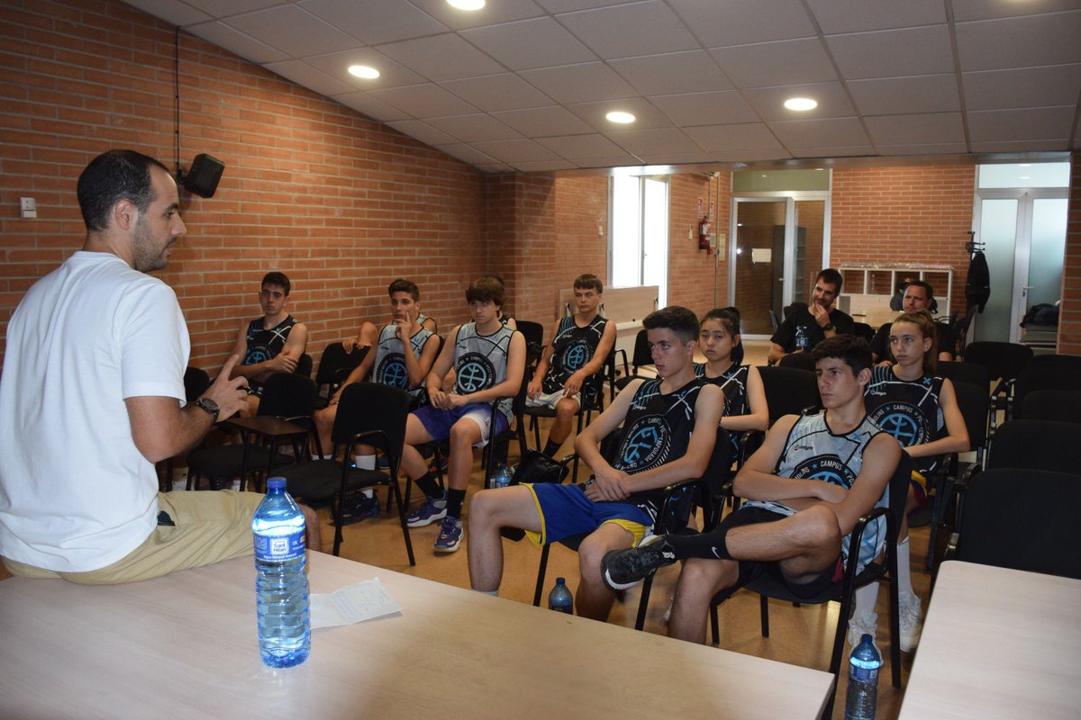 Visita al Campus de Arnau Moreno donde compartí algunas estrategias para mejorar el rendimiento 🚀

El pedazo de staff y jugadores demostraron (una vez más) que se pueden hacer cosas muy serias y que a la vez sean muy divertidas 👏🏼🙌🏼