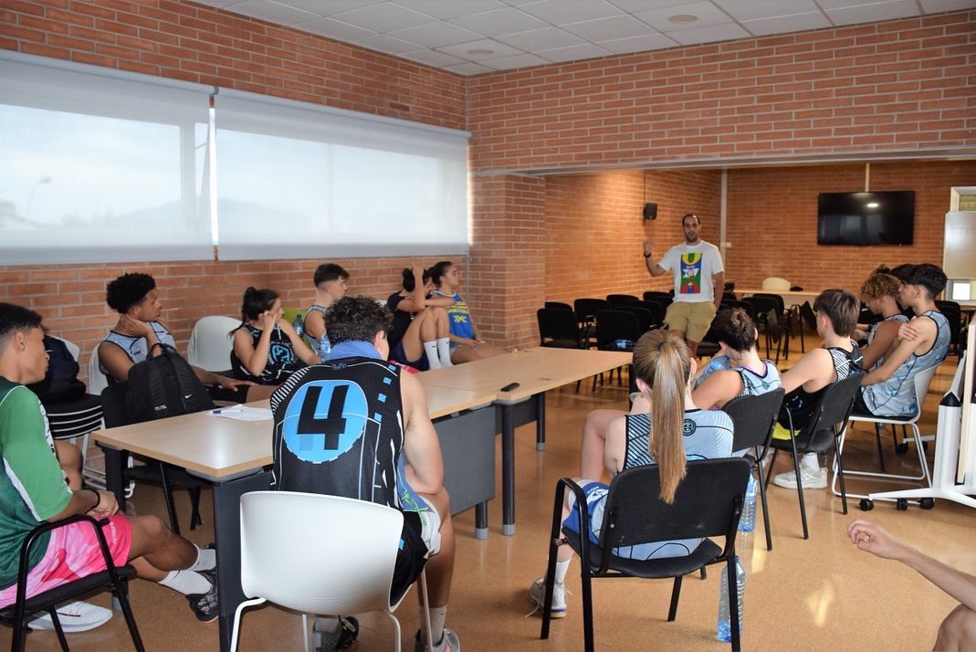 AlbertQuilez6's tweet photo. Visita al Campus de Arnau Moreno donde compartí algunas estrategias para mejorar el rendimiento 🚀

El pedazo de staff y jugadores demostraron (una vez más) que se pueden hacer cosas muy serias y que a la vez sean muy divertidas 👏🏼🙌🏼 https://t.co/kQJiLchS4w