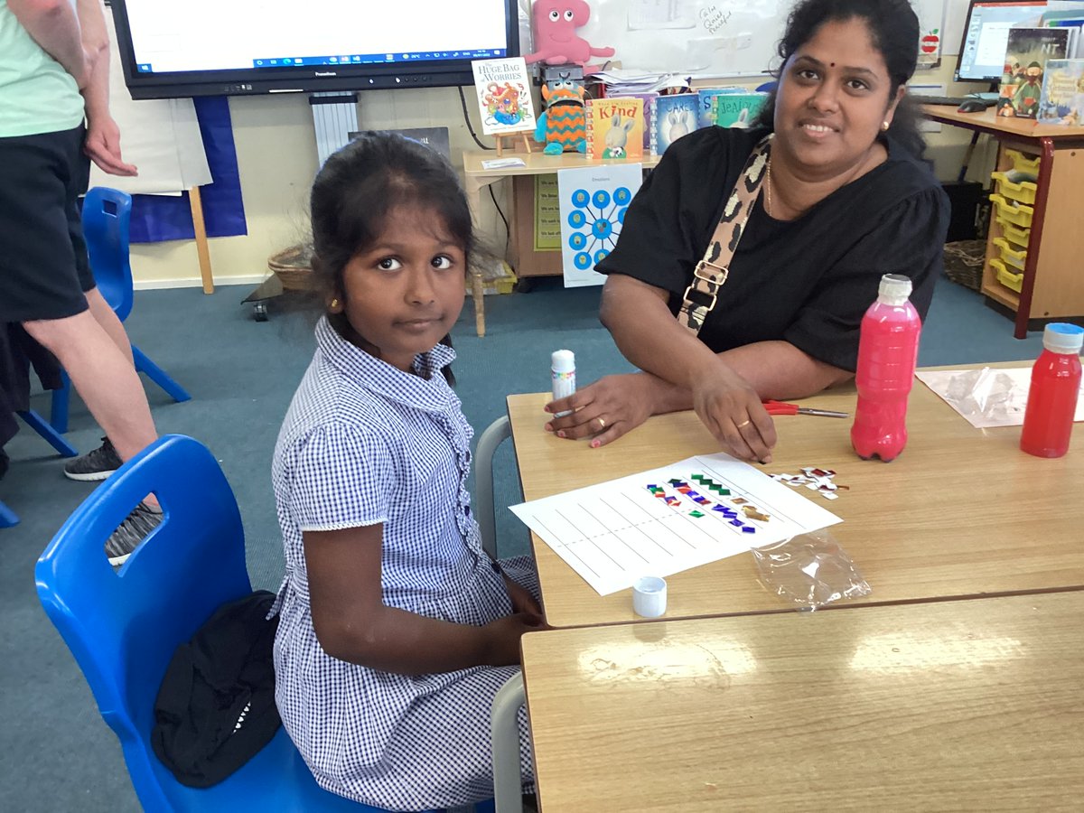 Year2_WIA's tweet photo. It was lovely to see so many parents join us in our learning in 2NLB on Friday. We made mindfulness glittery shakers, positivity lanterns and even enjoyed some quiet time during yoga! @CeInfant @Office_WIA @whitchurchCEFed https://t.co/hi2zuHLNIT