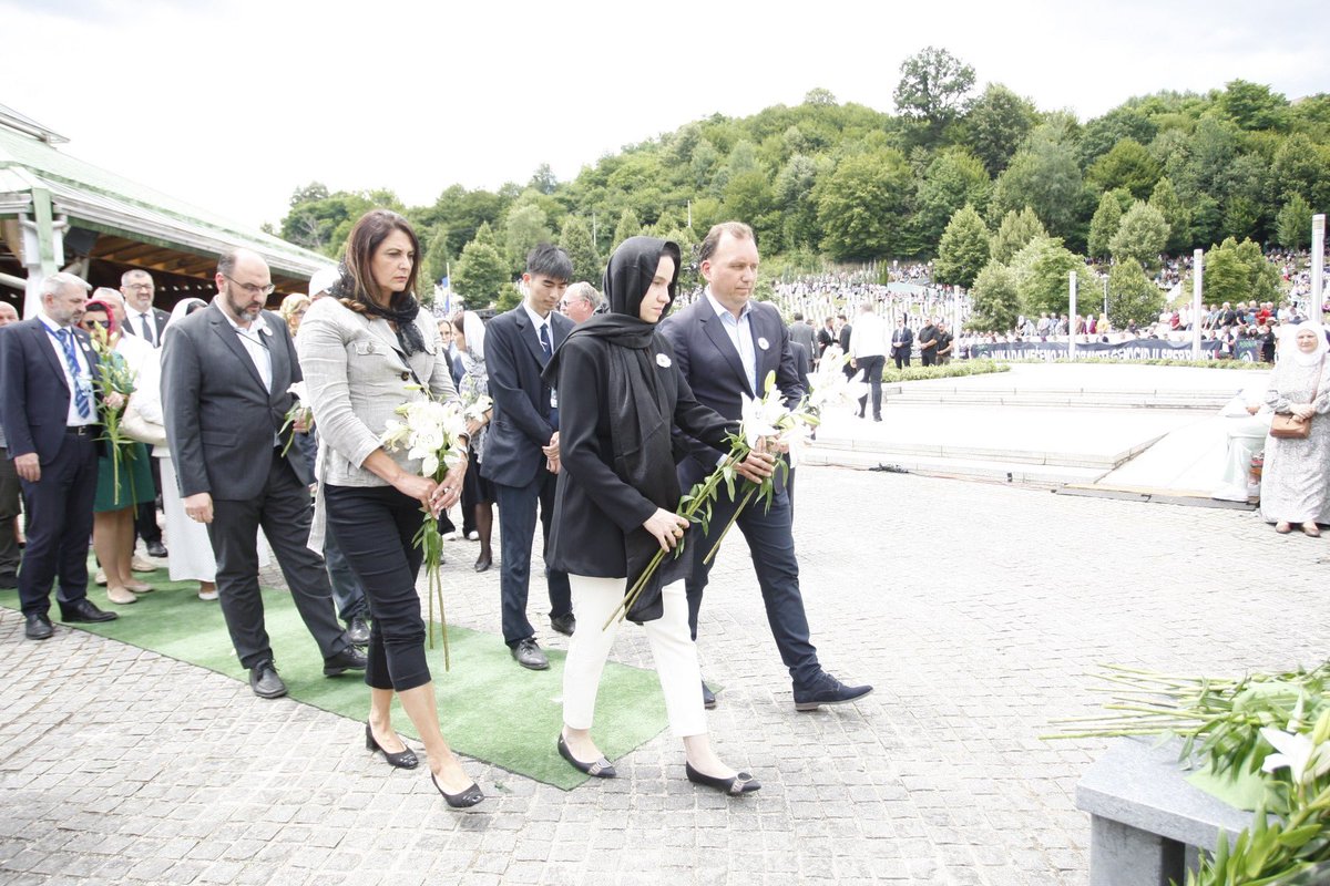 BenjaminaKaric's tweet photo. Danas 11. jula treba da govori šutnja, a sve ostale dane u godini moramo da podsjećamo, upozoravamo, istrajavamo u borbi za istinu i pravdu, zajedno sa srebreničkim majkama, kćerkama, sestrama… 

Istina je samo jedna i nju, nikad i niko, neće moći promijeniti. https://t.co/j7tXHdTjrH