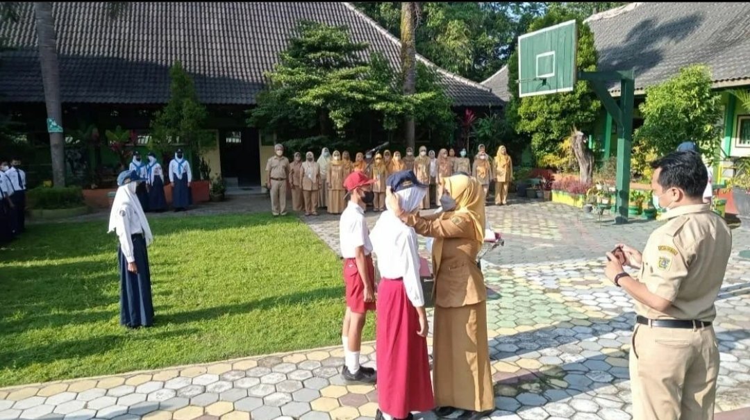 esdukar's tweet photo. Upacara pembukaan Masa Pengenalan Lingkungan Sekolah (MPLS) SMP Negeri 2 Karangnongko https://t.co/vZ6tlh4RPf