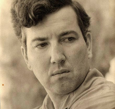 🖋️ La Fundació Robert Graves dedica el congrés internacional a analitzar la correspondència de l'escriptor.

Va escriure més de 6.000 cartes a Mallorca. 

L'encontre amb experts mostrarà 1.500 ja transcrites o en línia.

#ElGovernAmbLaCultura

➡️bit.ly/3yWpaYc