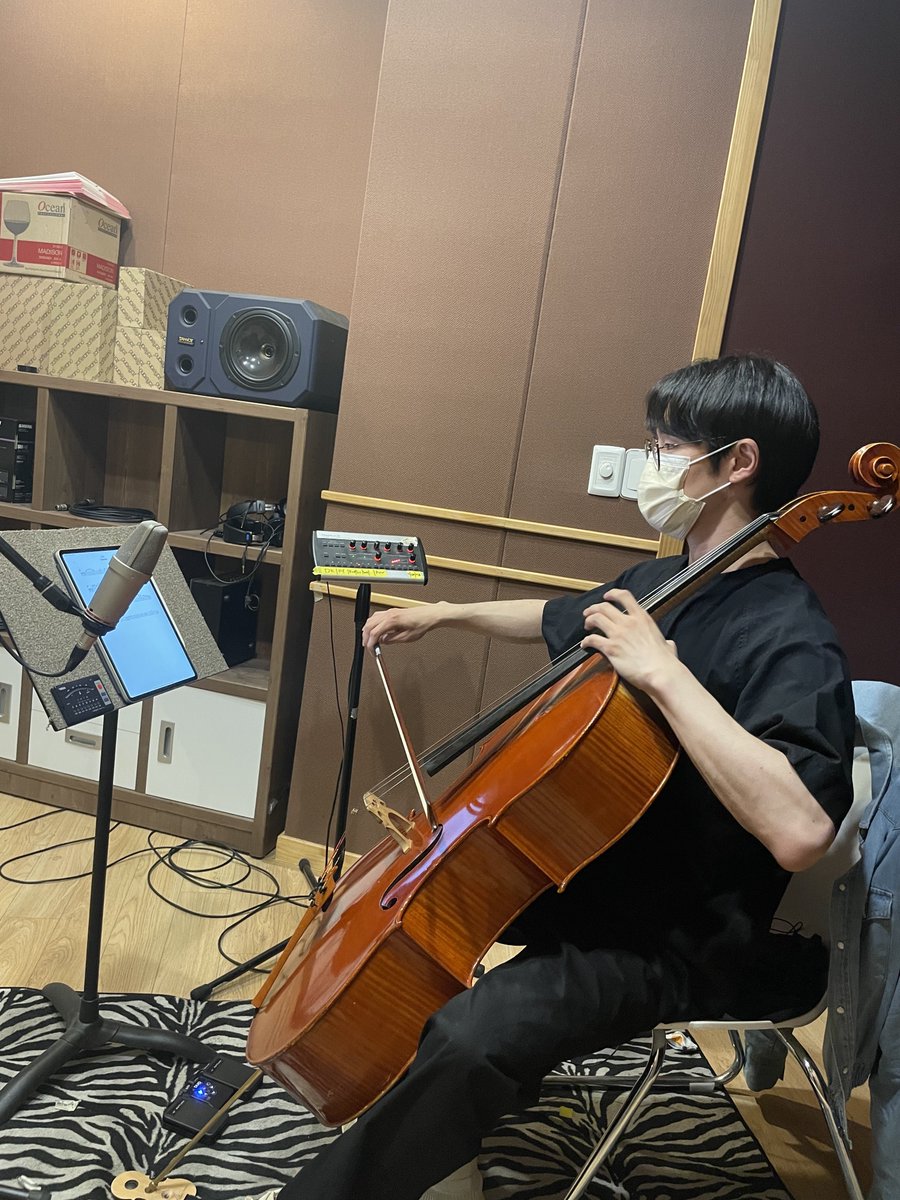 #홍진호 #모던첼로 #moderncello #첼리스트홍진호 #교수깅 

7월 28일💖
첼리스트 홍진호의 <Modern Cello>앨범이 
발매됩니다!! ٩(ര̀ᴗര́)۶

영혼을 갈아넣었다는 앨범!
많은 관심 부탁드려요🙏
뮤비도 기대해주세요~

녹음때 사진 슬쩍 놓고 갑니다😉