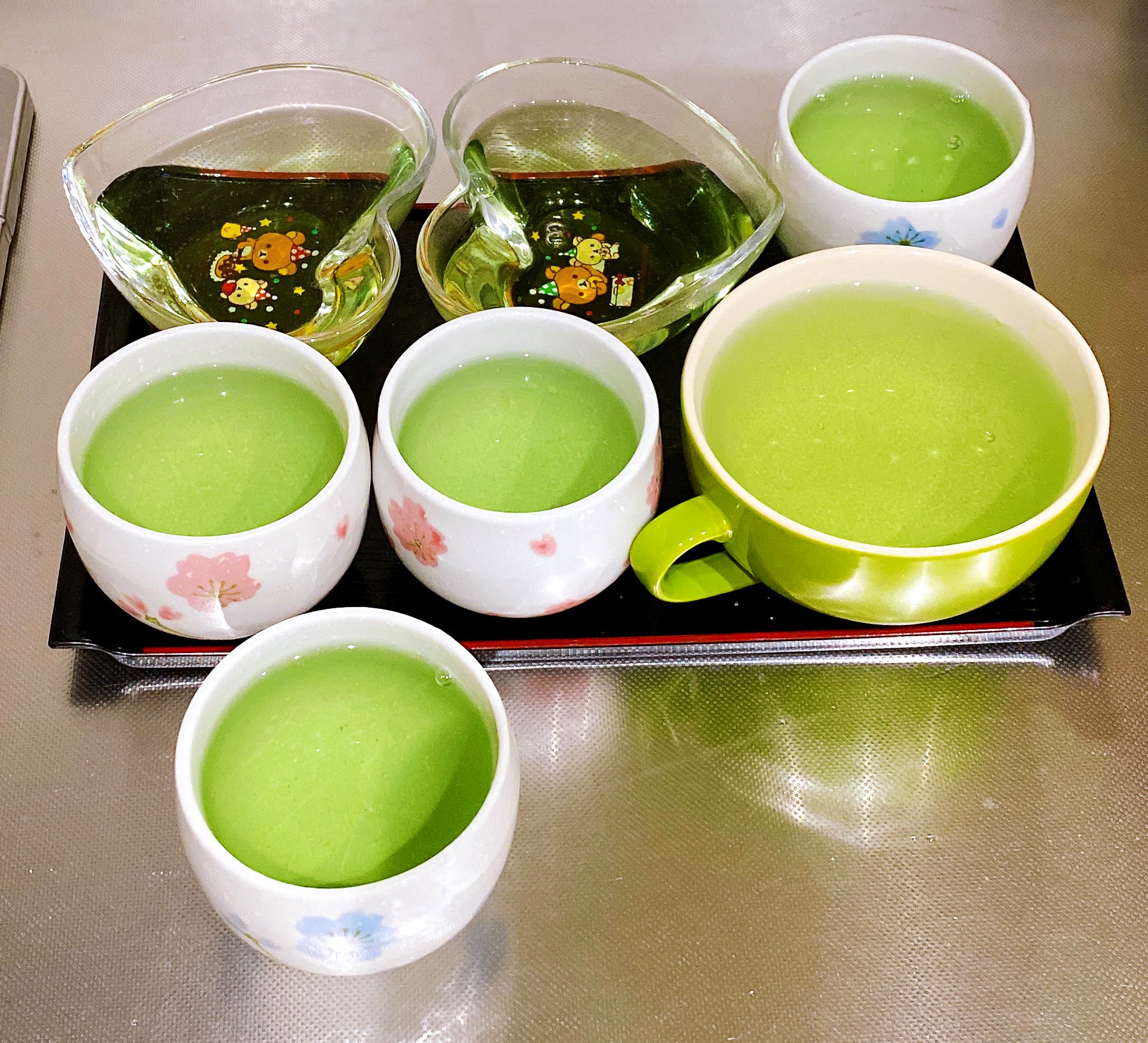 すみパン 13匹の猫 保護3匹 青リンゴゼリー作ったけど容器のせいかお茶にしか見えん T Co Srekrw19l1 Twitter
