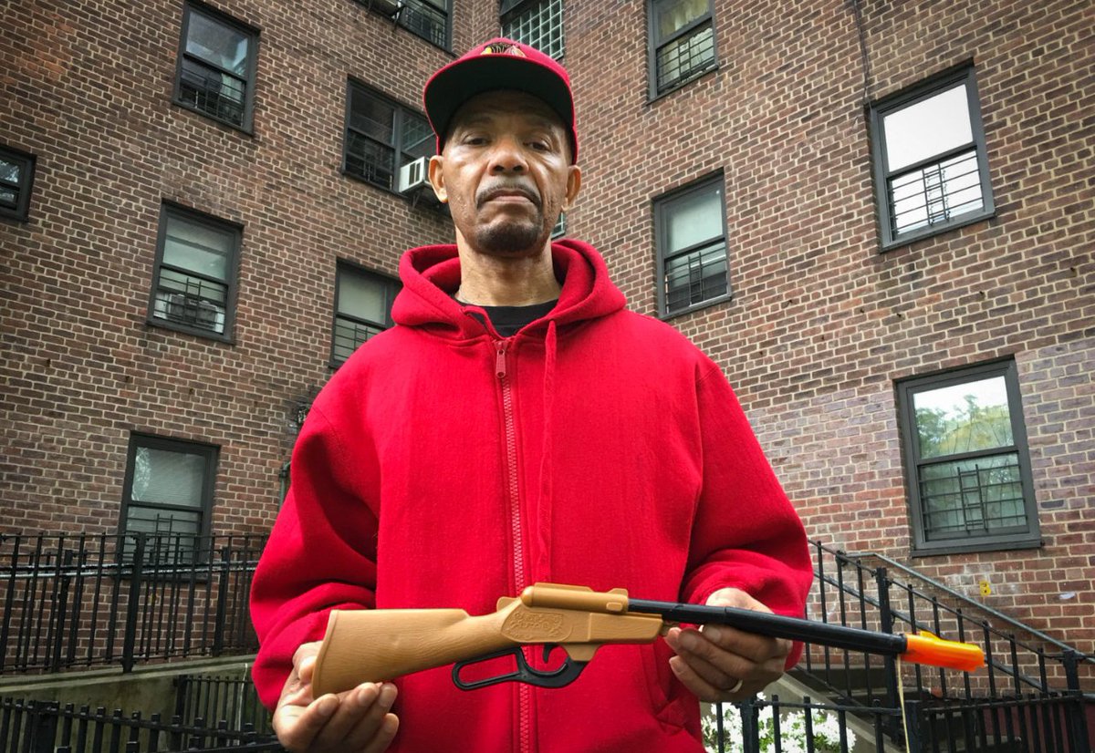 ILoveMyWife0007's tweet photo. Did you know in #Brooklyn #NYC #Gowanus Houses before #TamirRice there was #NicholasHeywardJr he was murdered for having a toy gun with an orange tip on it in 1994? His father who fought for justice until his death @hspirit13 in 2019. We pick up his fight
https://t.co/BqZTJ0HoF7 https://t.co/uT2gYt1Ttw