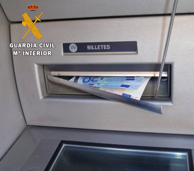 Si has tecleado correctamente tu pin pero el cajero automático no te da tu dinero 💶NO te vayas soltando 🐍😡 por la boca

👀Comprueba que la ranura no esté manipulada
📞Llama a tu banco/tarjeta para comunicarlo